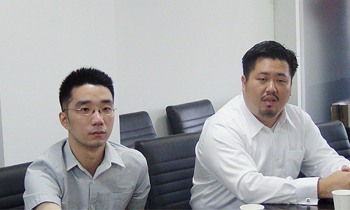 新加坡资讯通信发展管理局中国区司长、新加坡驻上海总领事馆信息产业处领事庄庆维（右）