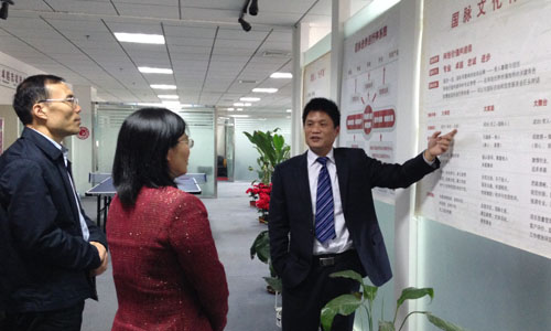 （左一）宁波市智慧城市研究院院长　顾德道　　　 　　　　　　。ㄗ蠖）宁波市智慧城市建设工作领导小组办公室主任　谢月娣