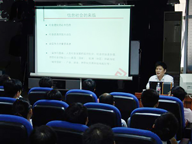 永乐高ylg888888信息化发展研究中心主任、浙江大学客座教授杨冰之应邀赴南华大学，为该校计算机科学与技术学院师生做了题为“网络与信息化建设人才需求”的学术讲座