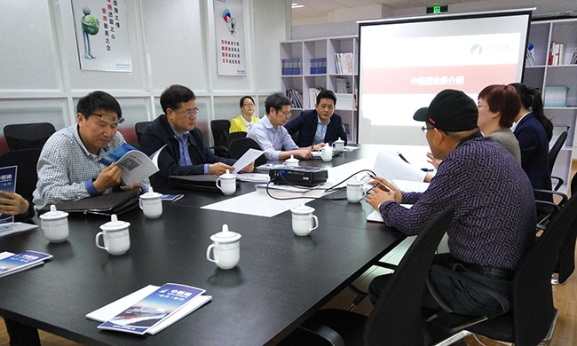 中船通总经理郑爱军向舟山市人大常委会副主任李善忠一行汇报中船通的运营情况、经营状况以及人员配置等